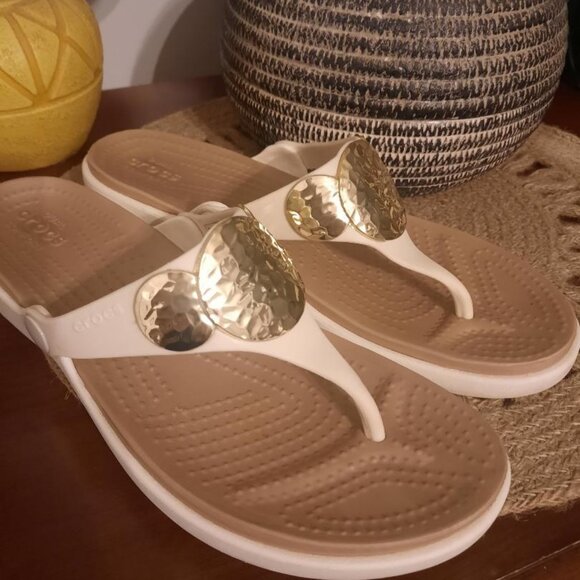 Womens Crocs Sanrah Hammered Gold Disk Embellished Wedge Sandals Sz 8 MSRP - Picture 2 of 8